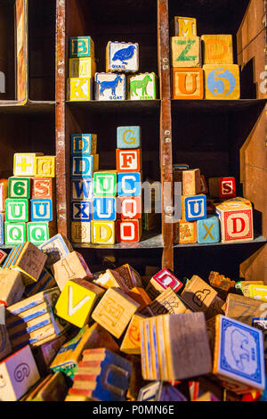 Regal und Haufen von Alphabet Holzblock bunte Kinder Spielzeug Stockfoto