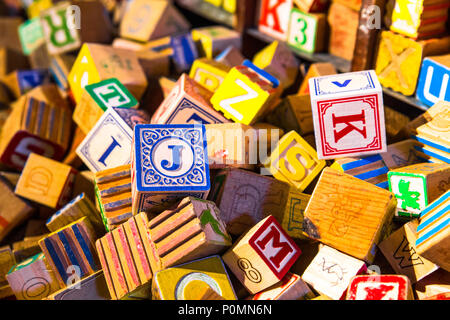 Stapel von Vintage alphabet Holzblock bunte Kinder Spielzeug Stockfoto