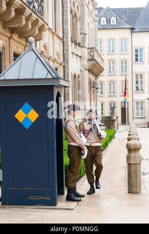 Guard Soldaten vor der großherzogliche Palast, Luxemburg Stockfoto