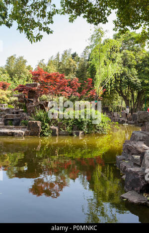 Yangzhou, Jiangsu, China. Ge Gartenteich und Reflexion. Stockfoto