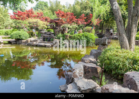 Yangzhou, Jiangsu, China. Ge Gartenteich und Reflexion. Stockfoto