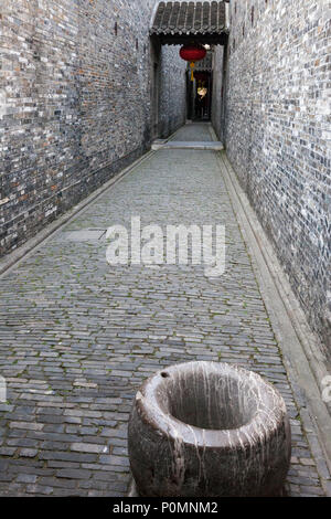 Yangzhou, Jiangsu, China. Durchgang zwischen zwei Häusern in der Ge Gartenanlage. Stockfoto