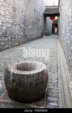 Yangzhou, Jiangsu, China. Durchgang zwischen zwei Häusern in der Ge Gartenanlage. Stockfoto