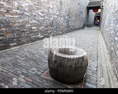 Yangzhou, Jiangsu, China. Durchgang zwischen zwei Häusern in der Ge Gartenanlage. Stockfoto