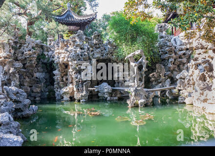 Yangzhou, Jiangsu, China. Ge Gartenteich und Felsformationen. Stockfoto