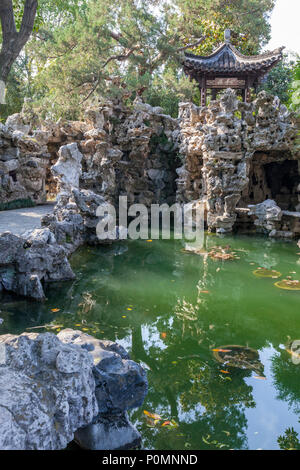 Yangzhou, Jiangsu, China. Ge Gartenteich und Felsformationen. Stockfoto