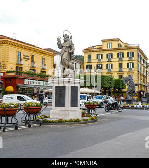 Statue von St. Antonino Abbate in Piazza Tasso, zentralen Platz und Quadrat in der Mitte von Sorrento, Italien, Stockfoto