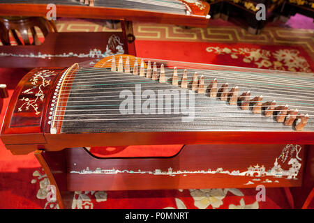 Yangzhou, Jiangsu, China. Guzheng, einem traditionellen chinesischen Saiteninstrument. Schlanke West Lake Park. Stockfoto