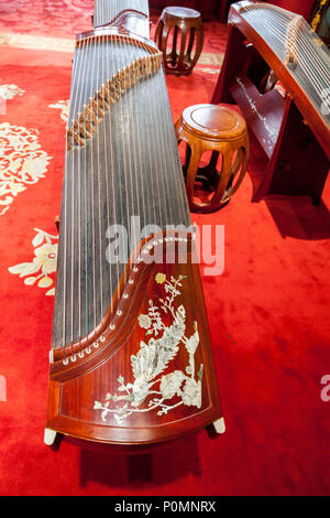 Yangzhou, Jiangsu, China. Guzheng, einem traditionellen chinesischen Saiteninstrument. Schlanke West Lake Park. Stockfoto