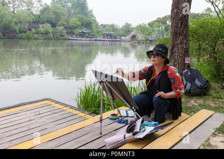 Yangzhou, Jiangsu, China. Künstler bei der Arbeit in den Schmalen West Lake Park. Stockfoto