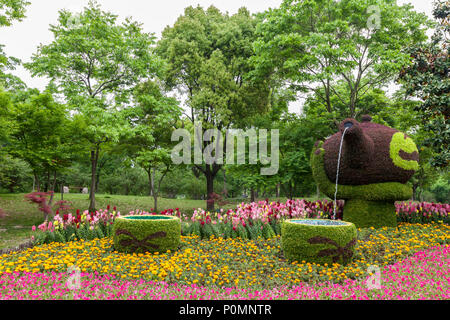 Yangzhou, Jiangsu, China. Flower Garden in den Schmalen West Lake Park. Stockfoto