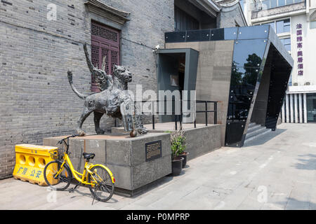 Yangzhou, Jiangsu, China. Marco Polo Memorial Hall. Der Löwe Skulptur ist eine Replik von einem ähnlichen Stück in Venedig, die Heimat des Marco Polo. Stockfoto