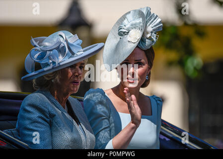 Truppe der Farbe 2018. Duchess of Cambridge, Kate Middleton und Duchess of Cornwall Camilla Parker Bowles in Kutsche auf der Mall, London, Großbritannien Stockfoto