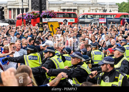 Unterstützer von Tommy Robinson wie die EDL protestierten in London demonstrieren für seine Freilassung. An diese wandte sich nach Gewalt gegen Polizei Stockfoto