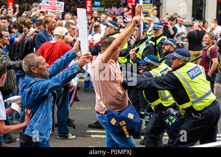 Anhänger von Tommy Robinson wie die EDL protestierten in London für seine Freilassung. Manchmal wandte sich das zu Gewalt gegen die Polizei. 2018 Stockfoto