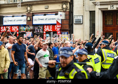 Unterstützer von Tommy Robinson wie die EDL protestierten in London demonstrieren für seine Freilassung. An diese wandte sich nach Gewalt gegen Polizei Stockfoto