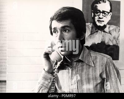 Original Film Titel: ASIGNATURA PENDIENTE. Englischer Titel: Unfinished Business. Regisseur: JOSÉ LUIS GARCI. Jahr: 1977. Stars: JOSE SAKRISTAN. Credit: JOSE LUIS TAFUR P.C. /Album Stockfoto