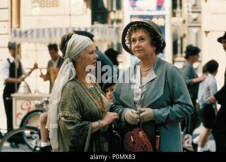 Original Film Titel: TEE MIT MUSSOLINI. Englischer Titel: TEE MIT MUSSOLINI. Regisseur: Franco Zeffirelli. Jahr: 1999. Stars: Joan Plowright; Judi Dench. Credit: MEDUSA FILM/UNIVERSAL PICTURES/Antonello, Philippe/Album Stockfoto