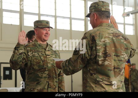 Oberst Stanley Budraitis nimmt den Amtseid von Generalmajor Janson Boyles, Adjutant General verwaltet für den Bundesstaat Mississippi, während der Werbeaktion und Ändern des Befehls Zeremonie am 2. Juni 2018, an der Raymond Straße Readiness Center in Jackson, Mississippi. Budraitis Kommando der 66th Truppe Befehl von Brig. General John Rhodes nach Rezitation der Eid. (U.S. Army National Guard Foto von SPC. Christopher Shannon) Stockfoto