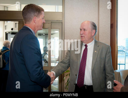 ANCHORAGE, Alaska (2. Juni 2018) - Kapitän J. S. McIrvin, Commander Navy Region Nordwesten finden Befehl Komponente (NAVREG NW RCC) Everett, grüßt Alaska reg. Bill Walker in diesem Jahr Zweiter halbjährlicher Rückkehr Krieger Workshop (RWW) in den Anchorage Marriott Hotel statt. NAVREG NW RCC ist ein Full-service-Befehl time Support, verwaltet 16 Navy Operational Support Centers (Nosc) in 11 Staaten, in der Unterstützung von mehr als 3.350 bohren Marine Reservisten in der nordwestlichen Region. (U.S. Marine Foto von Mass Communication Specialist 1. Klasse Kleynia R. McKnight/Freigegeben) Stockfoto