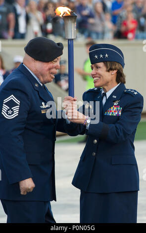 Senior Master Sgt. Israel Del Torro, erste Fackel Barriere für die DoD Krieger Spiele, Hände, die Fackel zu Generalleutnant Gina Grosso, Stellvertretender Chef des Stabes für Manpower, Personal und Dienstleistungen, innen Falcon Stadion während der eröffnungsfeier dieser Jahre Krieger Spiele, 2. Juni 2018. Der Krieger Spiele, statt Juni 1-9, 2018 an der US Air Force Academy in Colorado, sind die PARALYMPISCHEN - style Wettbewerb für die Verwundeten und verletzten Service Mitglieder aus allen US-amerikanischen Filialen der Service und sind in diesem Jahr Mannschaften aus dem Vereinigten Königreich Streitkräfte, die Australian Defence Force und der kanadischen Streitkräfte. (Do Stockfoto