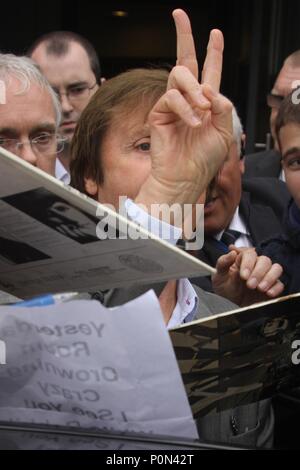 Liverpool, Großbritannien, Sir Paul McCartney von Fans in Liverpool credit Ian Fairbrother/Alamy Stockfotos Stockfoto