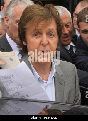 Liverpool, Großbritannien, Sir Paul McCartney von Fans in Liverpool credit Ian Fairbrother/Alamy Stockfotos Stockfoto