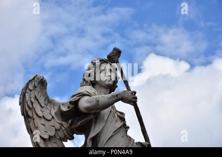 Rom, den 17. Mai 2018, Statuen der Engel von den Schülerinnen und Schülern von Bernini 1669 modelliert und auf der S. Angelo Brücke. Details und close-up Stockfoto