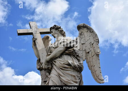 Rom, den 17. Mai 2018, Statuen der Engel von den Schülerinnen und Schülern von Bernini 1669 modelliert und auf der S. Angelo Brücke. Details und close-up Stockfoto