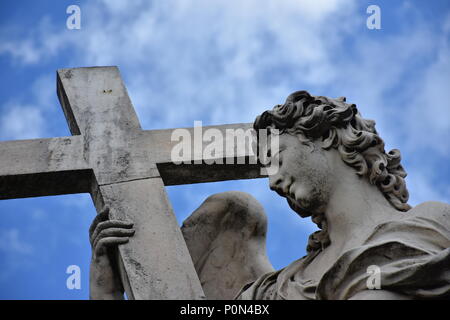 Rom, den 17. Mai 2018, Statuen der Engel von den Schülerinnen und Schülern von Bernini 1669 modelliert und auf der S. Angelo Brücke. Details und close-up Stockfoto