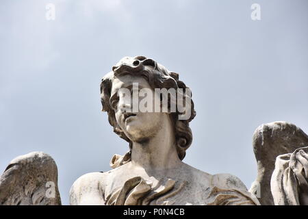 Rom, den 17. Mai 2018, Statuen der Engel von den Schülerinnen und Schülern von Bernini 1669 modelliert und auf der S. Angelo Brücke. Details und close-up Stockfoto