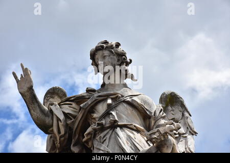 Rom, den 17. Mai 2018, Statuen der Engel von den Schülerinnen und Schülern von Bernini 1669 modelliert und auf der S. Angelo Brücke. Details und close-up Stockfoto