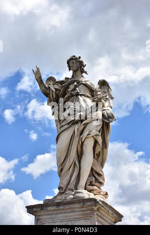 Rom, den 17. Mai 2018, Statuen der Engel von den Schülerinnen und Schülern von Bernini 1669 modelliert und auf der S. Angelo Brücke. Details und close-up Stockfoto