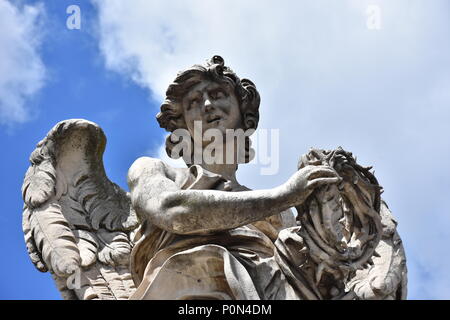 Rom, den 17. Mai 2018, Statuen der Engel von den Schülerinnen und Schülern von Bernini 1669 modelliert und auf der S. Angelo Brücke. Details und close-up Stockfoto