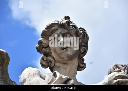 Rom, den 17. Mai 2018, Statuen der Engel von den Schülerinnen und Schülern von Bernini 1669 modelliert und auf der S. Angelo Brücke. Details und close-up Stockfoto