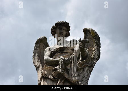 Rom, den 17. Mai 2018, Statuen der Engel von den Schülerinnen und Schülern von Bernini 1669 modelliert und auf der S. Angelo Brücke. Details und close-up Stockfoto