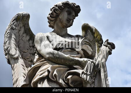 Rom, den 17. Mai 2018, Statuen der Engel von den Schülerinnen und Schülern von Bernini 1669 modelliert und auf der S. Angelo Brücke. Details und close-up Stockfoto