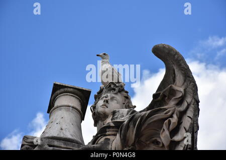 Rom, den 17. Mai 2018, Statuen der Engel von den Schülerinnen und Schülern von Bernini 1669 modelliert und auf der S. Angelo Brücke. Details und close-up Stockfoto