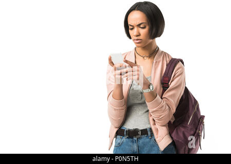 Afrikanische amerikanische Schüler mit Rucksack mit Smartphone, isoliert auf weißem verwirrt Stockfoto