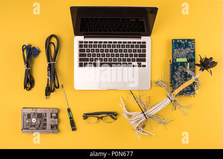 Blick von oben auf die Laptop mit leerer Bildschirm, Drähte, Motherboard und Hardware auf Gelb Stockfoto