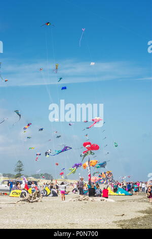 Otaki, Neuseeland - 5. März, 2016: Personen, die die jährliche Otaki Kite Festival im Sommer auf der schönen Kapiti Küste von Neuseeland statt. Stockfoto