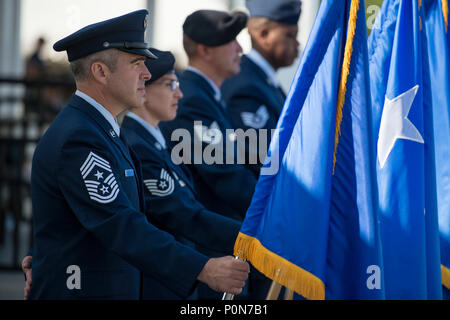 Us Air Force Chief Master Sgt. Kristopher Berg, 502Nd Air Base Wing und Joint Base San Befehl Antonio Chief, hält einen Leitfaden bei der 502Nd ABW und JBSA Ändern des Befehls Zeremonie an JBSA-Fort Sam Houston MacArthur Parade Feld Juni 6, 2018. Während der Zeremonie Brig. Gen. Heather Pringle reliquished Befehl nach Brig. Gen. Laura L. Lenderman. Stockfoto