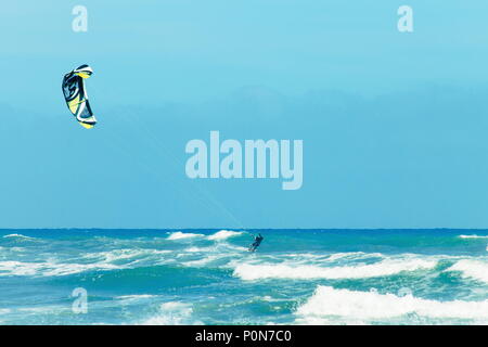 Kapiti Coast, Neuseeland - 5. März 2016: ein Kite Surfer reiten Wellen während der jährlichen Otaki Kite Festival auf der Kapiti Küste von Neuseeland Witz gehalten Stockfoto