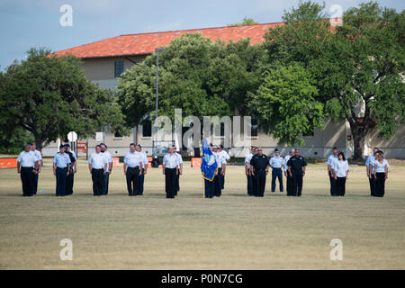 Mitglieder der 502Nd Air Base Wing stand auf Aufmerksamkeit während der Änderung der Befehl Zeremonie von Brig. Gen. Heather Pringle nach Brig. Gen. Laura L. Lenderman an JBSA-Fort Sam Houston MacArthur Parade Feld Juni 6, 2018. Die Änderung des Befehls Zeremonie stellt die formale Übergabe der Zuständigkeit, Befugnis und Verantwortlichkeit der Befehl von einem Offizier zu einem anderen. Pringle diente als Commander seit August 2016. Stockfoto