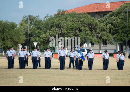 Mitglieder der 502Nd Air Base Wing stand auf Aufmerksamkeit während der Änderung der Befehl Zeremonie von Brig. Gen. Heather Pringle nach Brig. Gen. Laura L. Lenderman an JBSA-Fort Sam Houston MacArthur Parade Feld Juni 6, 2018. Die Änderung des Befehls Zeremonie stellt die formale Übergabe der Zuständigkeit, Befugnis und Verantwortlichkeit der Befehl von einem Offizier zu einem anderen. Pringle diente als Commander seit August 2016. Stockfoto