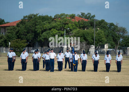 Mitglieder der 502Nd Air Base Wing stand auf Aufmerksamkeit während der Änderung der Befehl Zeremonie von Brig. Gen. Heather Pringle nach Brig. Gen. Laura L. Lenderman an JBSA-Fort Sam Houston MacArthur Parade Feld Juni 6, 2018. Die Änderung des Befehls Zeremonie stellt die formale Übergabe der Zuständigkeit, Befugnis und Verantwortlichkeit der Befehl von einem Offizier zu einem anderen. Pringle diente als Commander seit August 2016. Stockfoto