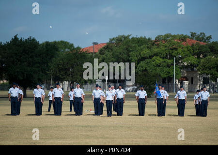 Mitglieder der 502Nd Air Base Wing stand auf Aufmerksamkeit während der Änderung der Befehl Zeremonie von Brig. Gen. Heather Pringle nach Brig. Gen. Laura L. Lenderman an JBSA-Fort Sam Houston MacArthur Parade Feld Juni 6, 2018. Die Änderung des Befehls Zeremonie stellt die formale Übergabe der Zuständigkeit, Befugnis und Verantwortlichkeit der Befehl von einem Offizier zu einem anderen. Pringle diente als Commander seit August 2016. Stockfoto