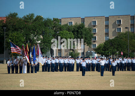 Mitglieder der 502Nd Air Base Wing salute während des Spielens der Nationalhymne während der Änderung des Befehls Zeremonie von Brig. Gen. Heather Pringle nach Brig. Gen. Laura L. Lenderman an JBSA-Fort Sam Houston MacArthur Parade Feld Juni 6, 2018. Die Änderung des Befehls Zeremonie stellt die formale Übergabe der Zuständigkeit, Befugnis und Verantwortlichkeit der Befehl von einem Offizier zu einem anderen. Pringle diente als Commander seit August 2016. Stockfoto