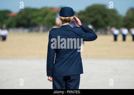 Us Air Force Brig. Gen. Heather Pringle, 502Nd Air Base Wing und Joint Base San Antonio Commander, gibt Ihr final Salute während der 502Nd ABW und JBSA Ändern des Befehls Zeremonie an JBSA-Fort Sam Houston MacArthur Parade Feld Juni 6, 2018. Pringle wird reliquishing sein Befehl nach Brig. Gen. Laura L. Lenderman. Lenderman kommt zu JBSA von Scott Air Force Base, Illinois, wo war sie Stellvertretende Director-Military, strategische Pläne, Politik und Logistik, US-Transport-Befehl. (U.S. Air Force Foto von Sean M. Worrell) Stockfoto