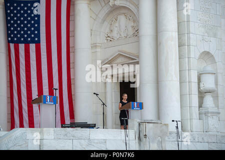 Emma Gonzalez, März für unser Leben, liest ein Zitat von Robert F. Kennedy während einer Zeremonie sein Leben Feiern zum 50. Jahrestag seiner Ermordung, in der Memorial Amphitheater auf dem Arlington National Cemetery, Arlington, Virginia, 6. Juni 2018. Die Zeremonie war für die Öffentlichkeit zugänglich und der ehemalige Präsident Bill Clinton, Ethel Kennedy, US-Rep. Joe Kennedy III, Kathleen Kennedy Townsend, und in den USA John Lewis, unter anderem besuchte. (U.S. Armee Foto von Elizabeth Fraser/Arlington National Cemetery/freigegeben) Stockfoto